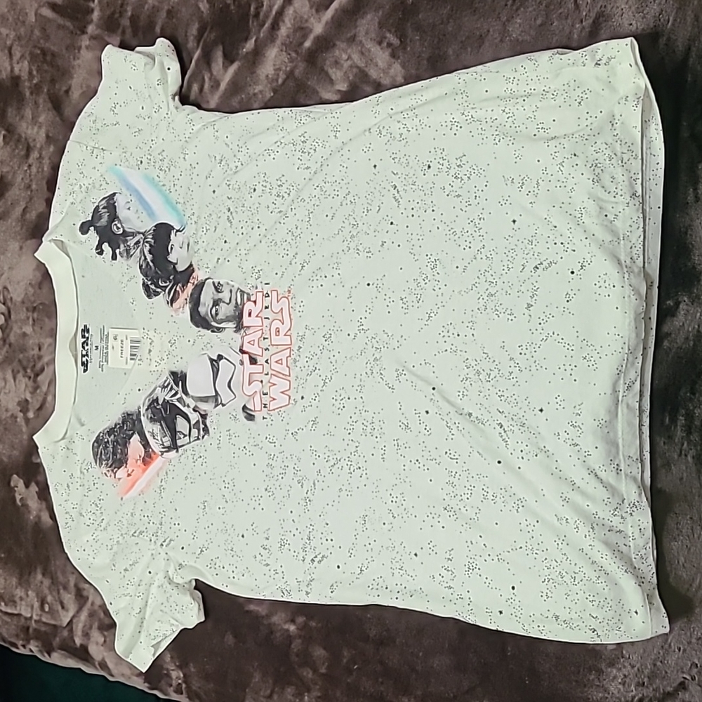 Star Wars size M Tshirt neck cutout detail
